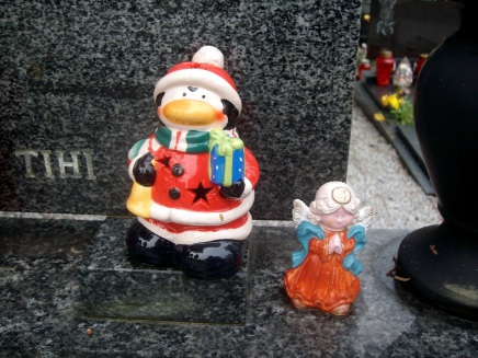 Še nekaj novoletnih, božičnih figuric je na grobovih ...